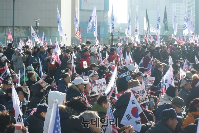 ▲ 이날 집회에서 문재인 정부 규탄과 박근혜 전 대통령 석방을 촉구하며 동대구역에서 한일극장에 이르는 길까지 행진했다.ⓒ뉴데일리