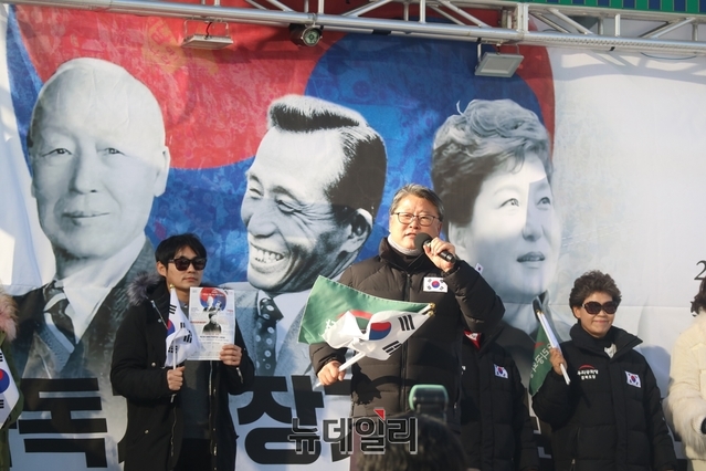 ▲ 조원진 우리공화당 공동대표는 집회 연설에 나서 “문재인 좌파 정권이 공수처 설치와 선거법 개정으로 좌파정권 연장을 꾀하고 있다”고 비난했다.ⓒ뉴데일리