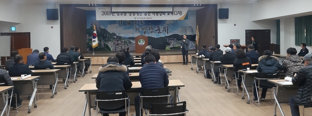 ▲ 군위군은 지난 10일 자율모임체 100여명을 대상으로 농업기술센터 대강당에서 사과연구소 권순일 박사 초빙해 기후변화 대응 사를과품종 개량에 따른 경영개선 역량강화 교육을 가졌다.ⓒ군위군