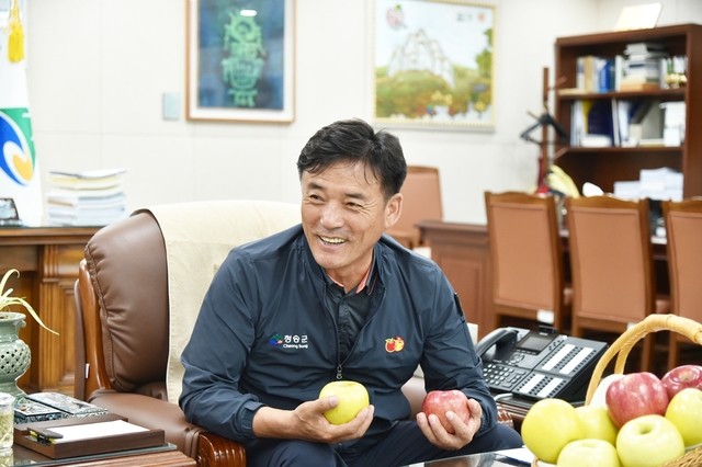 ▲ 지난 11월부터 윤경희 청송군수는 단일 매장으로 전국 최대 규모를 자랑하는 서울 서초구의 농협유통 하나로클럽 양재점에서 사과 홍보 판촉행사에 직접 참여하는 등 발로뛰는 다양한 홍보전을 전개했다.ⓒ청송군