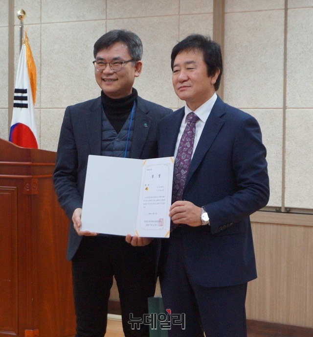 ▲ 14일 충북 영동 레인보우영동연수원에서 열린 향부숙 제12기 수료식에서 강형기 향부숙장이 경기도 평택시청 정용훈씨에게 대상을 수여한 뒤 기념촬영을 하고 있다. 정씨는 지난 1년 간 향부숙에서 위탁교육 기간중 진행된 그룹활동연구정책과제발표회에서 대상을 받았다.ⓒ김정원 기자