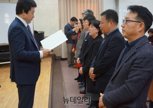 ▲ 강형기 향부숙장이 14일 열린 수료식에서 그룹활동연구 정책과제발표회에서 우수상을 받은 수료생들에게 상을 수여하고 있다.ⓒ김정원 기자