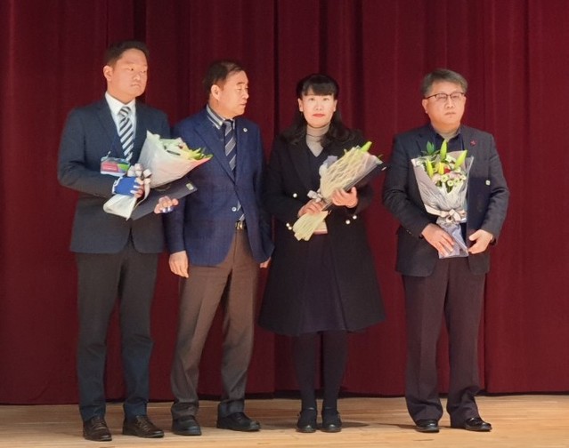 ▲ 김재호 제천시 사회복지과장이 최근 충북도가 주관한 ‘2019년 지역자율형 사회서비스투자사업 성과평가’에서 최우수 기관에 선정돼 도지사 표창을 받고 기념촬영을 하고 있다.ⓒ제천시