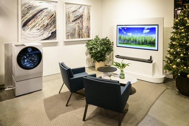 ▲ 사진은 LG시그니처 제품이 에드워드 바버와 제이 오스거비(Edward Barber and Jay Osgerby), 빈센트 반 두이센(Vincent van Duysen) 등 유명 디자이너들이 디자인한 의자, 테이블 등과 함께 조화를 이루며 전시되어 있는 모습.ⓒLG전자