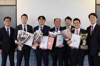 ▲ 오렌지라이프 '2019 고객관리 우수FC' 시상식에서 수상자들이 기념 촬영을 하고 있다.ⓒ오렌지라이프