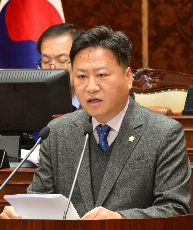 ▲ 지난달 22일 제천시의회 김병권 의원이 제283회 정례회 본회의 5분 자유발언을 통해 “제천시가 수돗물을 도심 하천에 쏟아 붓는 계획을 강행할 경우 ‘밑 빠진 독에 물을 붓는 우를 범하는 꼴’이 될 것”이라며 사업 중단을 요구하고 있다.ⓒ제천시의회