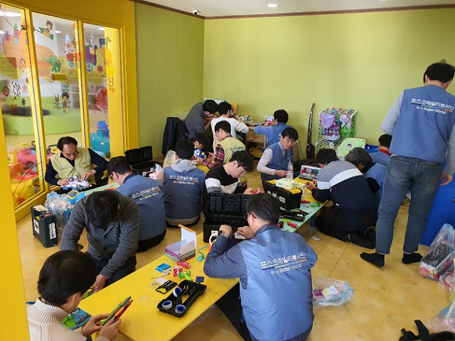 ▲ 포항제철소(소장 오형수)가 14일 연말 재능나눔 봉사로 도움이 필요한 이웃들과 따뜻한 온정을 나누는 시간을 가졌다.ⓒ포항제철소