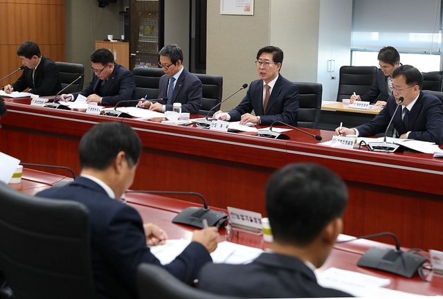 ▲ 양승조 충남도지사가 16일 충남도청에서 실국원장회의를 주재하고 있다.ⓒ충남도