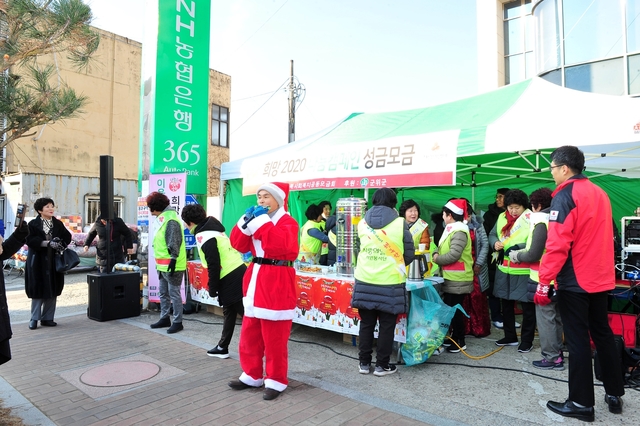 ▲ 군위군과 사랑의 열매 군위나눔봉사단(단장 사공은자)은 지난 13일 ‘나눔으로 행복한 군위’라는 슬로건으로 희망2020나눔 가두캠페인을 진행했다.ⓒ군위군