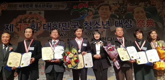 ▲ 조현일(왼쪽 네번째) 경북도의회 교육위원회 의원이 ‘제17회 대한민국 청소년대상 제전’에서 교육입법대상을 수상했다.ⓒ경북도의회