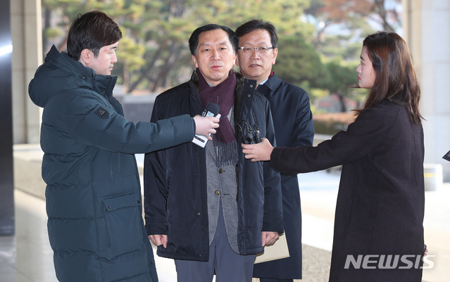 ▲ 김기현 전 울산시장이 검찰에 이틀 연속 참고인 신분으로 조사를 받기 위해 나왔다. 그는 검찰 조사에 앞서 '하명수사는 없었다'는 청와대 입장에 대해 
