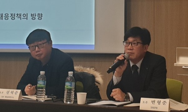 ▲ 변형준 단양군 자치행정과장(오른쪽)이 수원 컨벤션센터에서 열린 한국행정학회 동계학술대회에 토론자로 나서 '특례군 법제화'에 대해 필요성을 강조하고 있다.ⓒ단양군