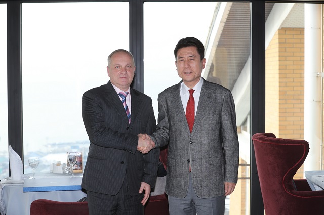 ▲ 왼쪽부터 올레그 구몌뉴크 블라디보스토크 시장, 이강덕 포항시장.ⓒ포항시