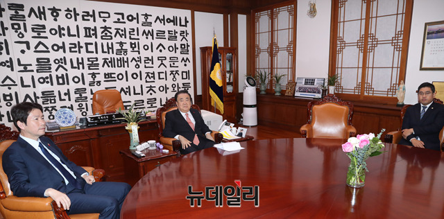 ▲ 문희상 국회의장, 이인영 더불어민주당 원내대표, 오신환 바른미래당 원내대표가 12일 오후 국회에서 열린 여야3당 원내대표 회동에 참석해 자리하고 있다. 심재철 한국당 원내대표는 