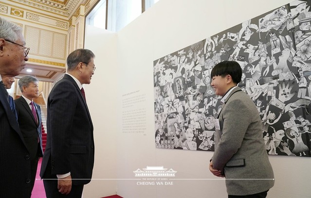 ▲ 문재인 대통령이 지난 13일 청와대 영빈관에서 열린 ‘3·1운동 및 대한민국 임시정부 수립 100주년 기념사업추진위원회’에서 문막고 학생 135명이 합심해 탄생시킨 '문막에서 만나는 게르니카' 작품을 방다원 학생이 설명하고 있다.ⓒ문막고등학교 제공