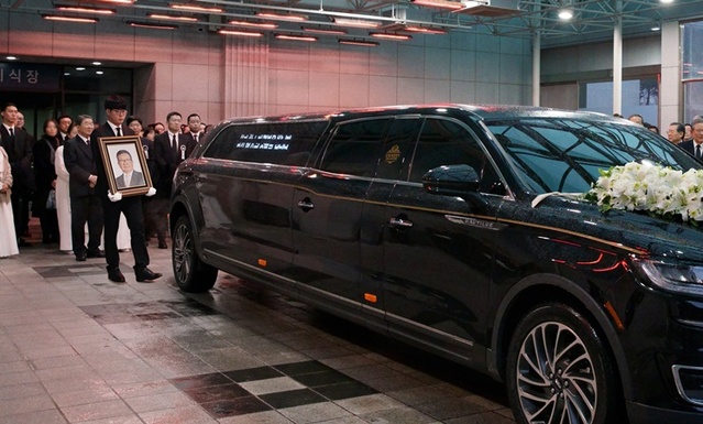 ▲ 사진은 지난 14일 별세한 구자경 LG 명예회장의 발인이 17일 새벽 30여분에 걸친 발인식이 끝난 후 3층 빈소에서 운구 차량이 있는 1층 발인장으로 이동하는 모습.
향년 94세. 1925년생인 구 명예회장은 LG 창업주인 고(故) 구인회 회장의 장남으로 LG그룹 2대 회장을 역임했다. 
교사로 사회생활을 시작한 고인은 은퇴 후에는 자연인 생활을 하다 평화롭게 영면에 들었다. 
구 회장은 화장 후 자신이 생전에 애착을 갖고 조성했던 경기 광주 곤지암 화담숲 인근에서 수목장으로 영면했다.ⓒLG그룹