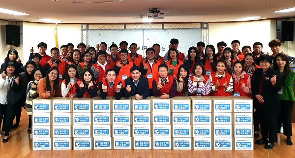 ▲ J트러스트그룹은 지난 16일 ‘J 트러스트 그룹과 함께하는 아주 따뜻한 마음상자, 미리 크리스마스’를 열고 지역 주민을 위한 연말 행사와 방한 용품 전달식을 진행했다.ⓒJ트러스트그룹