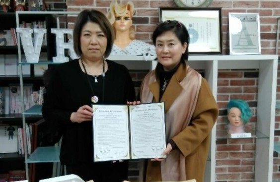 ▲ 오른쪽이 김난희 강동대 뷰티코디네이션 학과장. ⓒ강동대학교