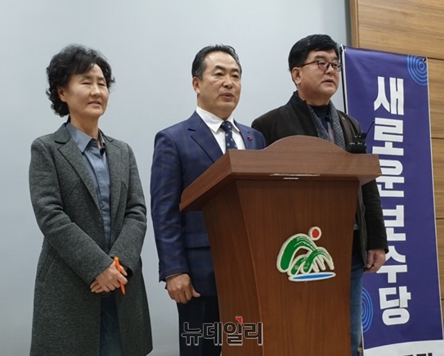 ▲ 새로운보수당 충북도당 창당준비위원회(준비위원장 이찬구)는 17일 충북도청에서 기자회견을 열어 조직 구성에 들어간다고 밝혔다.ⓒ박근주 기자