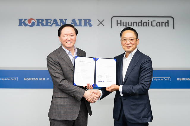 ▲ 우기홍 대한항공 대표이사 사장(사진 왼쪽)과 정태영 현대카드 부회장(오른쪽)이 계약 체결을 마친 뒤 기념촬영을 하고 있는 모습ⓒ대한항공
