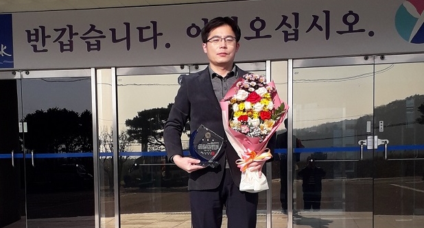 ▲ 영덕군농업기술센터 농축산과에 근무하는 정진규 실무관이 (사)한국양봉협회장 표창을 수상했다.ⓒ영덕군