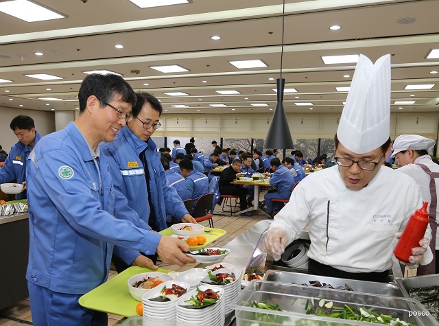 ▲ 포항제철소(소장 오형수)가 지역 특산품인 과메기의 소비를 촉진하기 위해 구내식당에 반찬으로 제공하는 등 과메기 팔아주기를 펼치고 있다.ⓒ포항제철소