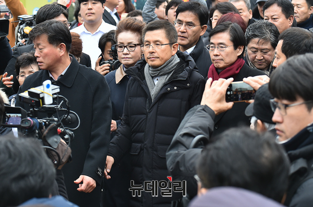 ▲ 황교안 자유한국당 대표, 심재철 원내대표 등 소속 의원들이 17일 오후 국회 본청앞 계단에서 열린 '공수처법 선거법 날치기 저지 규탄대회' 후 지지자들이 기다리는 현장으로 이동하고 있다. ⓒ이종현 기자