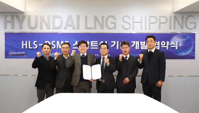▲ 17일 현대LNG해운 부산사무소에서 대우조선해양 최동규 전무(왼쪽에서 세번째), 현대LNG해운 최장팔 전무(왼쪽에서 네번째) 등 양사 관계자들이 ‘스마트십 기술개발 협약식’을 마친 후 기념촬영을 하고 있다.ⓒ대우조선해양