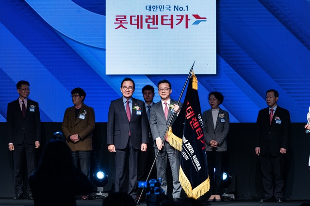 ▲ 롯데렌터카는 한국소비자포럼이 주관하는 '2020 대한민국 퍼스트브랜드 대상'에서 '퍼스트클래스 브랜드'로 선정됐다고 18일 밝혔다. 한국소비자브랜드위원회 윤은기 위원장(왼쪽), 롯데렌탈 경영지원부문장 남승현 상무(오른쪽).ⓒ롯데렌탈