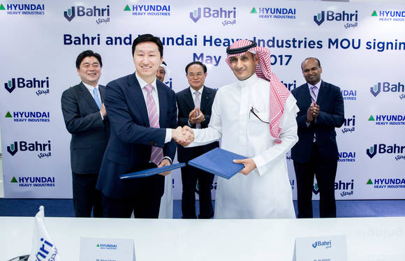 ▲ 지난 2017년 정기선 부사장(왼쪽)과 알리 알하르비 바흐리사 CEO(오른쪽)가 스마트십 사업 협력을 위한 MOU(양해각서)에 서명한 뒤 악수하고 있다.ⓒ현대중공업