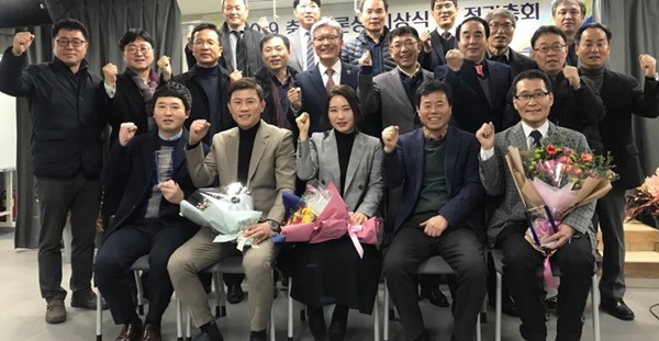 ▲ 사단법인 충북언론인클럽(회장 김동우)은 18일 청주 ‘청년뜨락5959’ 회의실에서 ‘2019 충북언론상 시상식 및 정기총회’를 개최했다.ⓒ충북언론인클럽