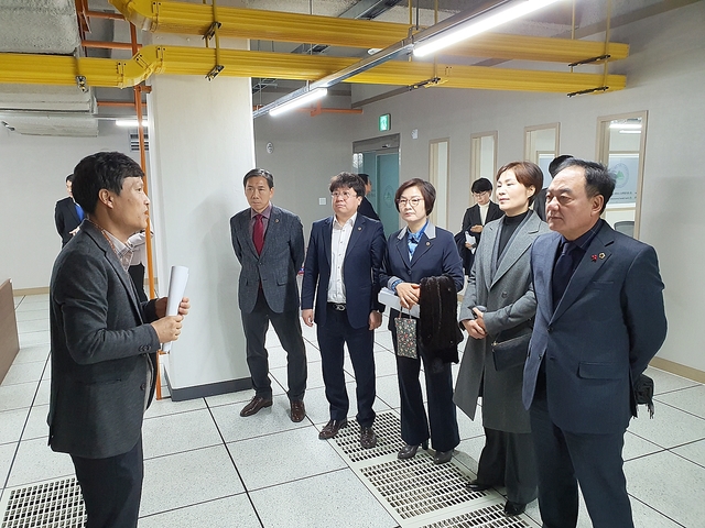 ▲ 대구시의회 기획행정위원회가 17일 스마트광통신센터를 방문했다.ⓒ대구시의회