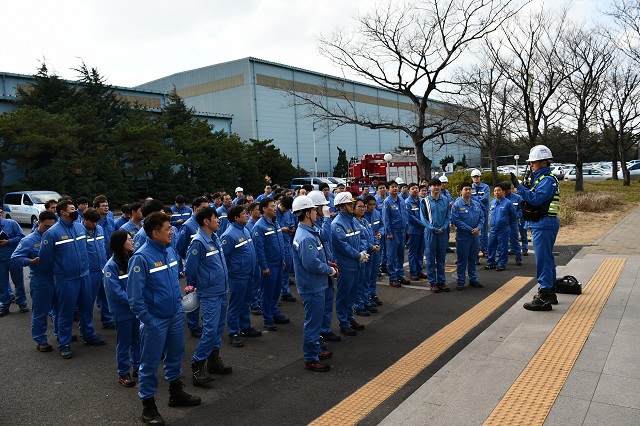 ▲ 포항제철소와 협력사 임직원들이 18일 오후 지진 발생에 대비한 비상대응 훈련을 진행했다.ⓒ포항제철소