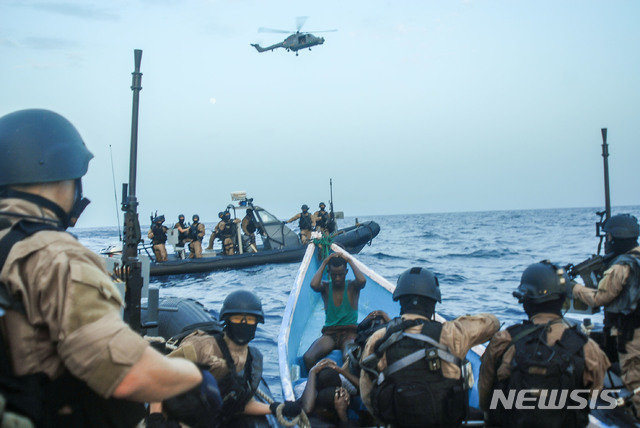 ▲ 해적 의심선박을 확인하고 퇴치하는 청해부대 1진(문무대왕함) 모습ⓒ뉴시스