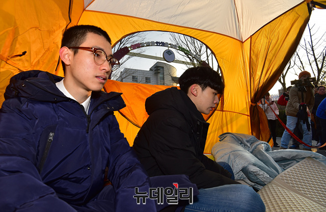 ▲ 전국학생수호연합 김화랑 대표와 최인호 대변인이 18일 오후 서울 관악구 인헌고등학교 앞에서 사상주입 교육을 비판하는 긴급기자회견을 갖고, 기자회견 직후 학교 정문앞에 텐트를 치고 무기한 농성에 돌입했다. ⓒ정상윤 기자