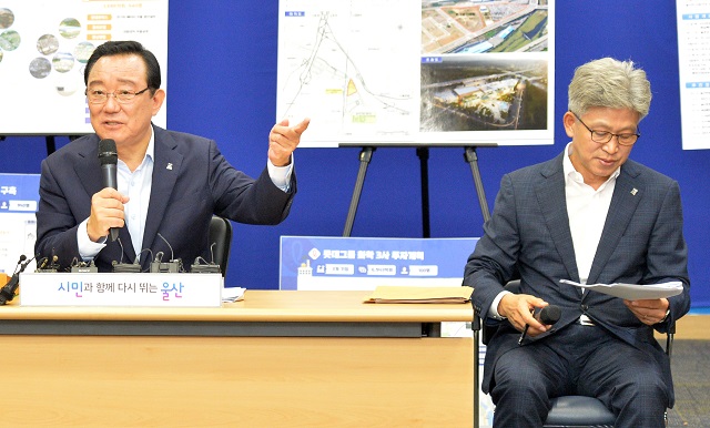 ▲ 송철호(왼쪽) 울산시장이 지난 9월 10일 시청 프레스센터에서 ‘울산형 일자리 창출 로드맵’을 발표하고 있다. 오른쪽은 송병기 울산부시장. ⓒ뉴시스