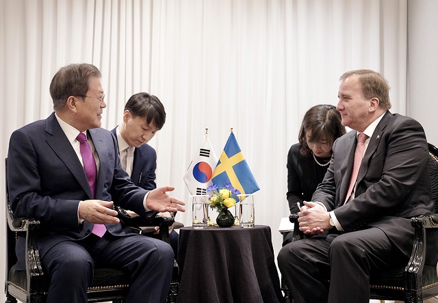 ▲ 문재인 대통령과 스테판 뢰벤 스웨덴 총리가 18일 오후 서울 송파구 롯데시그니엘호텔에서 열린 ‘한-스웨덴 비즈니스 서밋’에 참석하기 앞서 환담을 나누고 있다. ⓒ청와대