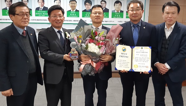 ▲ 충북도는 18일 서울 산림비전센터에서 열린 ‘제15회 산림환경대상’ 시상식에서 김 국장이 행정 부문 대상을 수상했다고 밝혔다.ⓒ충북도