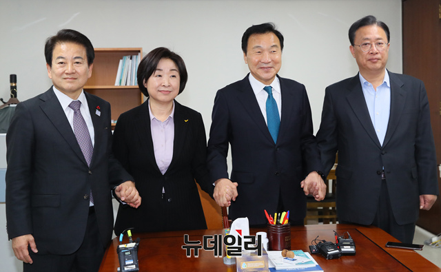 ▲ 손학규 바른미래당 대표, 심상정 정의당 대표, 유성엽 대안신당 대표, 정동영 민주평화당 대표가 18일 오전 국회에서 만나 패스트트랙(신속처리안건)에 지정된 공직선거법 개정안을 논의를 하고 있다.
ⓒ이종현 기자