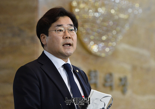 ▲ 박찬대 더불어민주당 원내대변인이 18일 오후 국회에서 열린 비공개 의원총회를 마치고 로텐더홀에서 취재진에게 결과 브리핑을 하고 있다.ⓒ박성원 기자