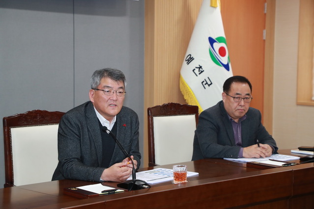 ▲ 신도시 복합커뮤니티센터 건립 보고회에는 김학동 예천군수(왼쪽)를 비롯한 실과소장, 용역기관, 관련부서 팀장 등 30여명이 참석한 가운데 열렸다.ⓒ예천군