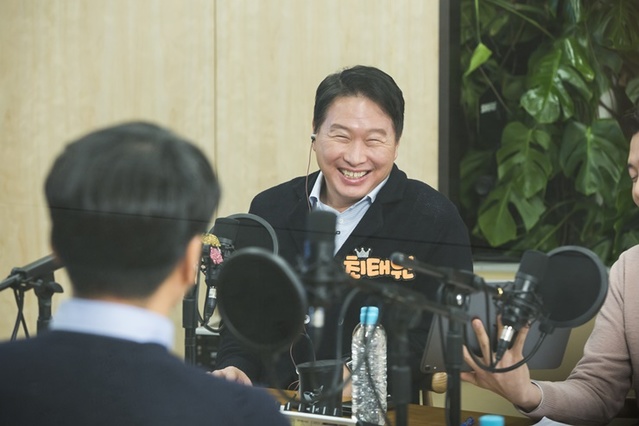 ▲ 최태원 SK회장이 지난 17일 서울 종로구 서린동 SK빌딩에서 '보이는 라디오' 형식의 99차 행복토크를 하고 있다.ⓒSK