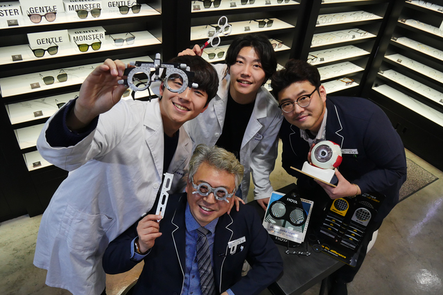 ▲ 삼형제의 든든한 후원자이자 아버지 정국정(51)씨는 현재 안경원(아이마켓안경원·대전시 유성구 소재) 운영하고 있다. 4부자가 모두 안경사의 길을 걷고 있는 것.ⓒ대구보건대