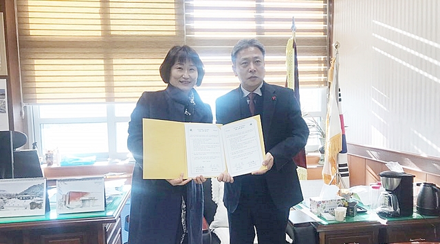 ▲ 사진 왼쪽부터 대구사이버대 놀이치료학과 홍주연 학과장과 용운고 강신옥 교장이 상호 교류협약 체결 후 기념사진을 찍고 있다.ⓒ대구사이버대