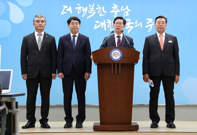 ▲ 양승조 지사가 19일 도청 브리핑룸에서 맹정호 서산시장, 가세로 태안군수 등과 기자회견을 열어 “‘가로림만 해양정원 조성 사업’이 최근 열린 기획재정부 재정사업평가 자문회의에서 예비타당성조사 대상에 최종 선정됐다”고 밝혔다. ⓒ충남도