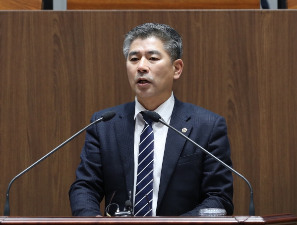 ▲ 조철기 충남도의원이 지난 지난 16일 충남도의회 제316회 정례회 4차 본회의에서 김지철 충남교육감의 공약인 아산고교평준화 시행이 5년째 미뤄지고 있는 것과 관련해 5분발언에서 문제를 제기하고 있다.ⓒ충남도의회