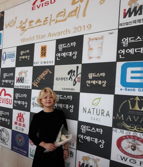 ▲ '월드스타연예대상'에서 아티스트상을 받은 조아라(37) 패션 디자이너.ⓒ아크