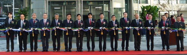 ▲ 고려대학교 세종캠퍼스 산학협력관 준공식이 지난 19일 오후 열린 가운데 김재호 학교법인 고려중앙학원이사장(좌측에서 여덟 번째), 정진택 고려대학교 총장(좌측에서 아홉 번째), 이춘희 세종시장(좌측에서 일곱 번째), 최교진 세종시교육감(좌측에서 여섯 번째), 김영 세종부총장(우측에서 네 번째), 백승필 세종산학협력단장 (좌측에서 세 번째) 및 내·외빈이 기념촬영을 하고 있다.ⓒ고려대 세종캠퍼스