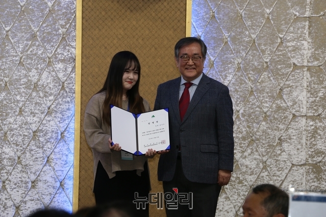 ▲ 참가한 시민평가단으로는 최연소인 손지우씨(왼쪽)가 평가단장으로 선출됐다. 오른쪽은 김태일 위원장.ⓒ뉴데일리