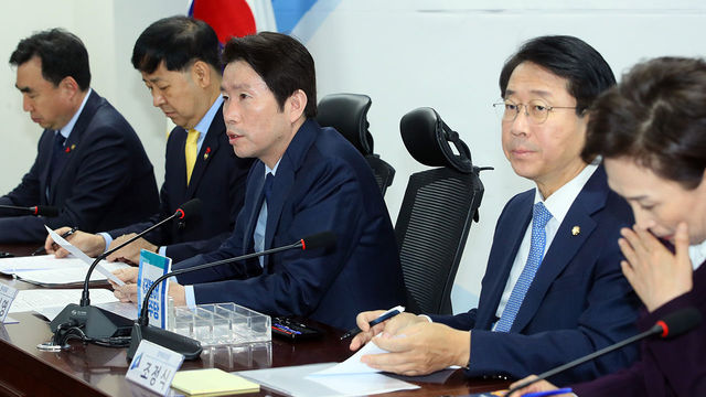 ▲ 이인영 더불어민주당 원내대표(사진 왼쪽 3번째)가 지난 18일 '지역건설 경제활력대책 당정협의회'에서 발언하고 있다.ⓒ연합뉴스